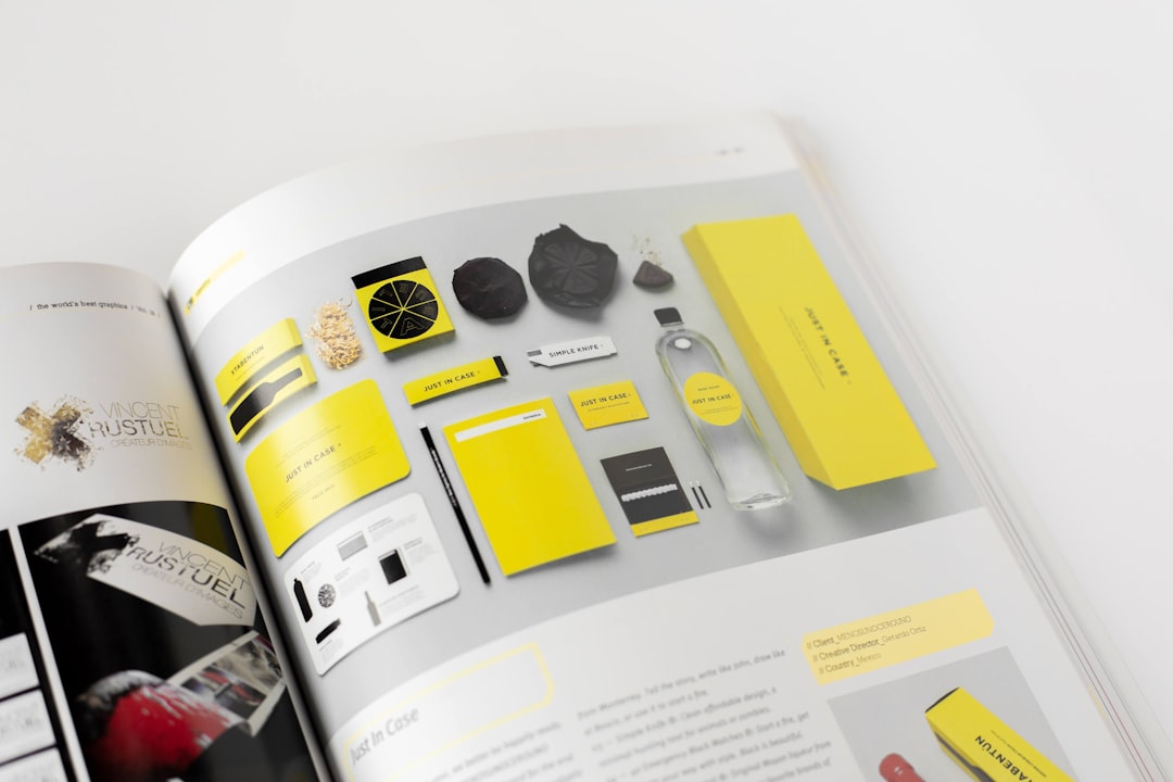 services-01 Conception éditoriale pour une publicité de produits d’emballage jaunes publiée dans un magazine imprimé